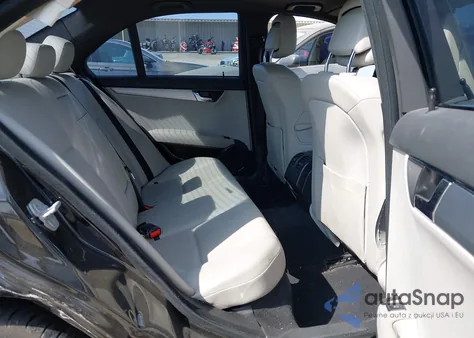 2011 Mercedes-Benz C 300 Luxury/Sport z USA, uszkodzony, nr VIN WDDGF5EB3BR148605